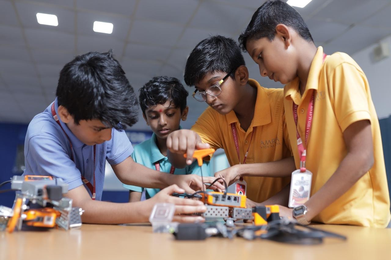 Indian school students assembling robotics kits in CreaSpark STEM lab